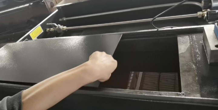 napełnianie hydraulicznej maszyny do cięcia oleju,